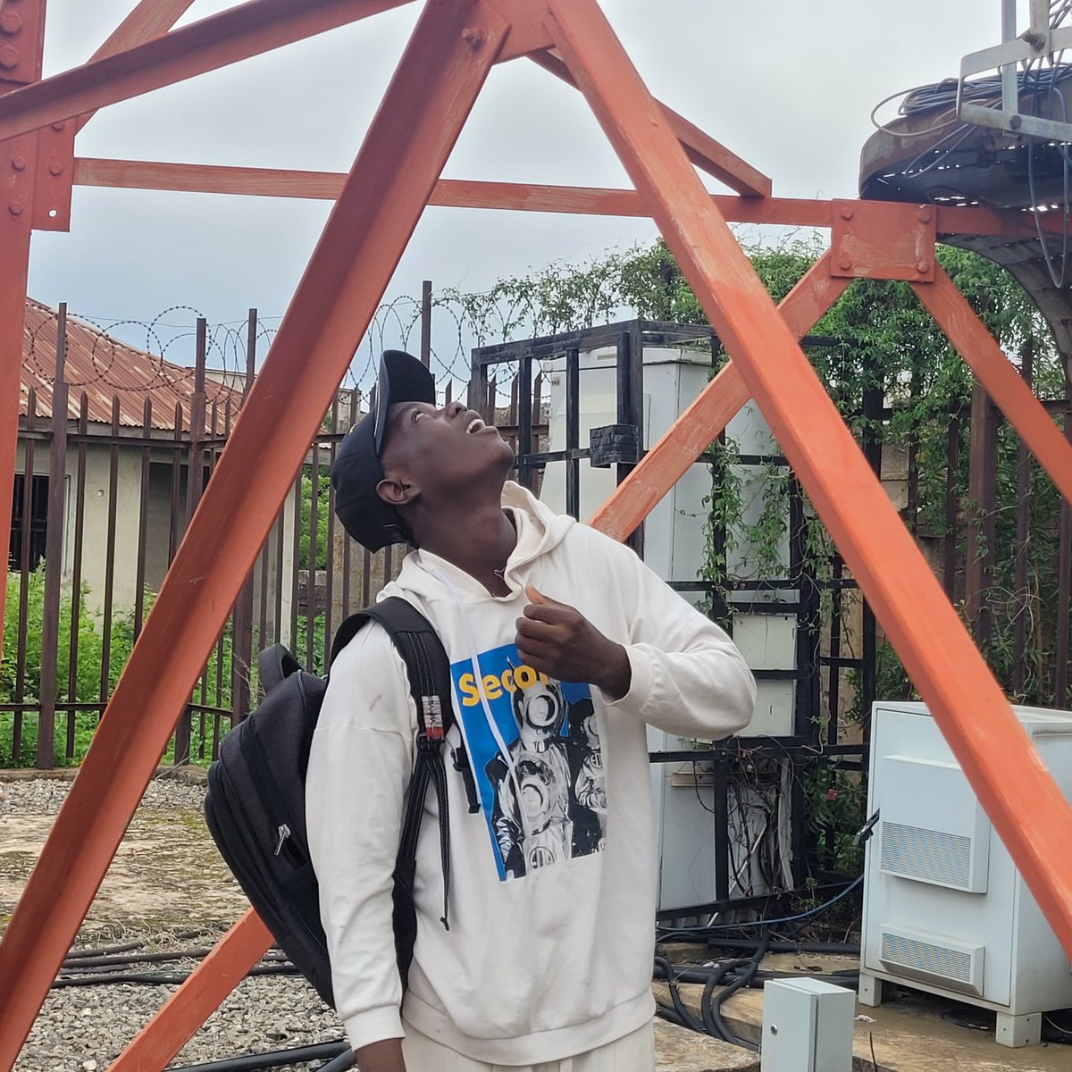 EyisHis1124's tweet photo. In search of signal , I couldn't stay on ground levels , I had to move up . 

Was signal recieved @adamilenich https://t.co/L06XUQMOQI