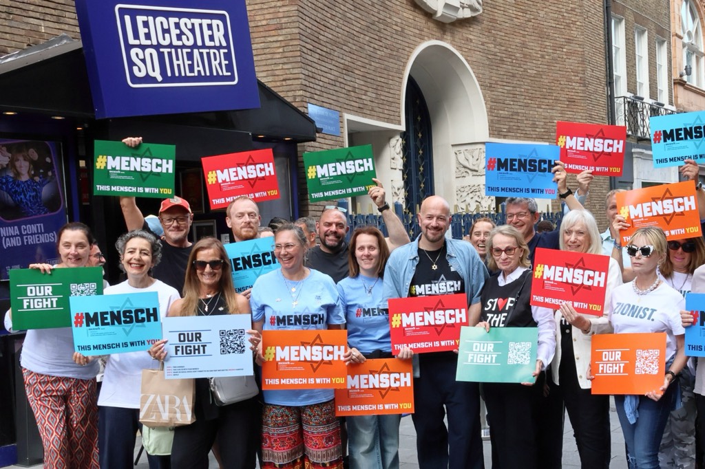 OurFightUk's tweet photo. 🧵 1/6 Anti-Semitism is rising and many Jews feel isolated. At times like these just showing up for the Jewish community, and being visible allies, can make an enormous difference.
Tuesday night's Stand Up For Jews comedy benefit showed exactly what that looks like.
Thanks to the energies of the incredible mensch Andy Shaw, hundreds of other mensches made their way into central London for an evening of top comedians, and to show their solidarity with a community that is increasingly feeling under siege.
This thread is a special thank-you to all the mensches that helped Andy to make this happen. 👇
#MENSCH #StandUpForJews
@AndyShaw1 @joshxhowie
Photo: Braham Cohen