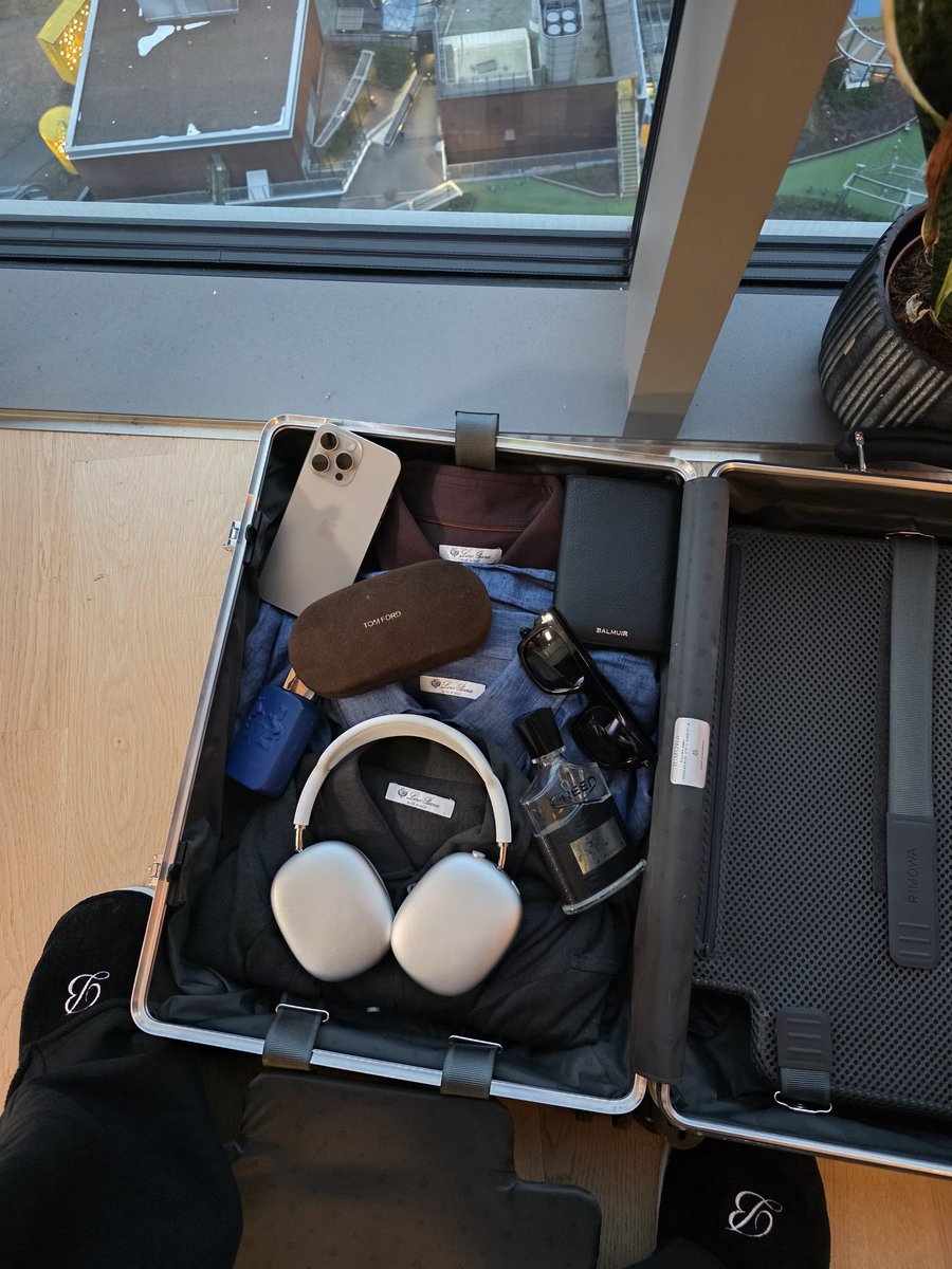 heis_peg's tweet photo. Modern day Travel Essentials 🚖📸 https://t.co/rgqGOqRq4J