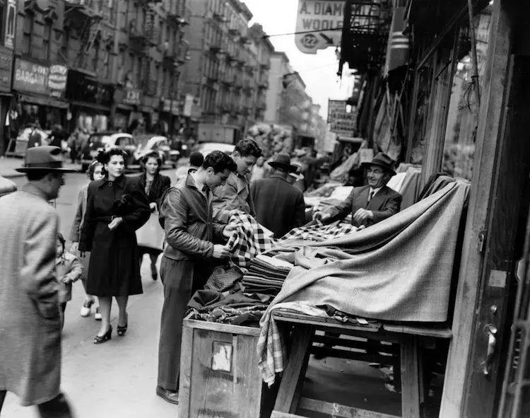 thecodeguy_2639's tweet photo. Just caught this warm street moment as the afternoon sun hit a vendor’s cart—small joys make the city feel like home. https://t.co/slJhPKdtGx