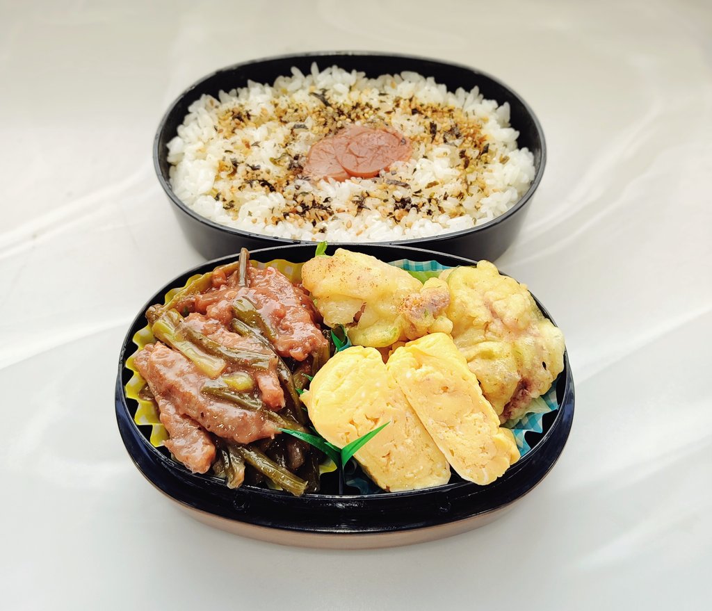 kagitsume's tweet photo. 金曜の日勤を終えれば数え2.5連休を掴み獲る。どう過ごすかは敢えてノープラン、…そういうの好き、なので明日は仕事で何があっても不機嫌にはならない。…っちゅー訳で本日の『俺弁』は " 惣菜・タコの天ぷら / 牛肉とニンニクの芽のオイスターソース炒め / 玉子焼き " 。

https://t.co/Q3LmSUiIC5 https://t.co/7jVGe7o4UP