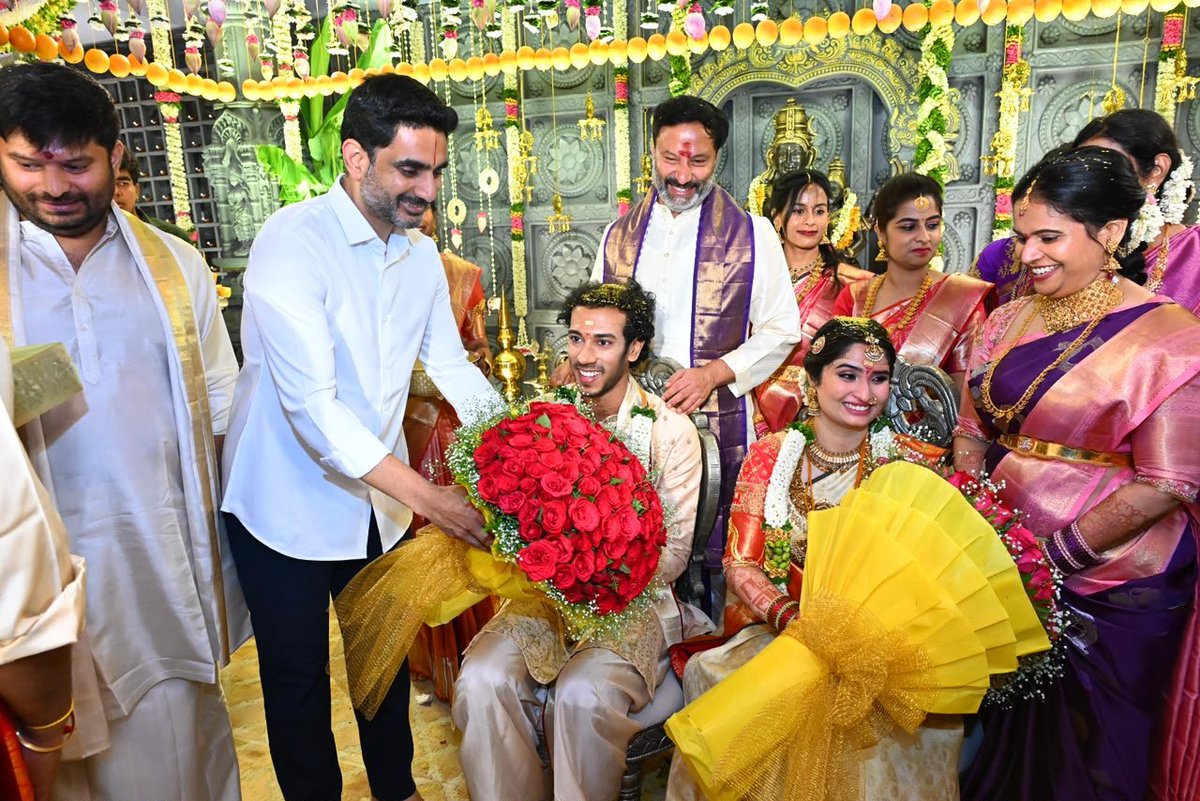 naralokesh's tweet photo. తిరుమలలోని కర్ణాటక భవన్ లో జరిగిన టీటీడీ బోర్డు సభ్యులు జి.భానుప్రకాష్ రెడ్డి కుమార్తె వివాహ వేడుకకు హాజరై నూతన వధూవరులు డా.వైష్ణవి, డా.హర్షవర్థన్ రెడ్డిలను ఆశీర్వదించాను. వైవాహిక జీవితంలోకి అడుగుపెడుతున్న నూతన దంపతులకు పుష్పగుచ్ఛం అందించి శుభాకాంక్షలు తెలిపాను. https://t.co/v2kqN2lS8O