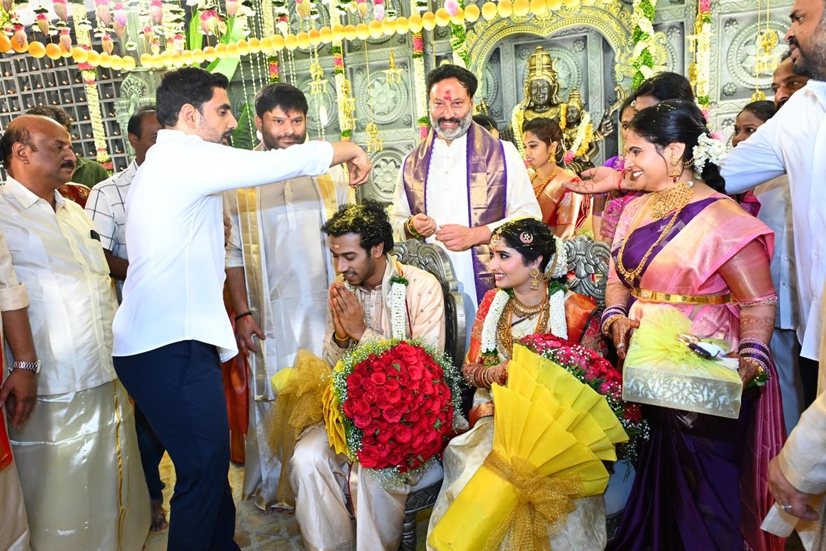 naralokesh's tweet photo. తిరుమలలోని కర్ణాటక భవన్ లో జరిగిన టీటీడీ బోర్డు సభ్యులు జి.భానుప్రకాష్ రెడ్డి కుమార్తె వివాహ వేడుకకు హాజరై నూతన వధూవరులు డా.వైష్ణవి, డా.హర్షవర్థన్ రెడ్డిలను ఆశీర్వదించాను. వైవాహిక జీవితంలోకి అడుగుపెడుతున్న నూతన దంపతులకు పుష్పగుచ్ఛం అందించి శుభాకాంక్షలు తెలిపాను. https://t.co/v2kqN2lS8O