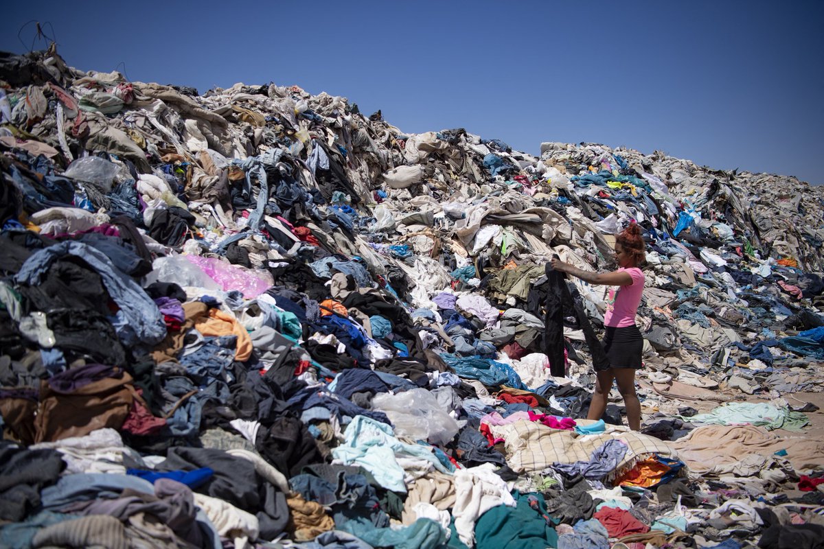 unotresiete's tweet photo. en este mundo existe ropa suficiente para vestir unas 7 generaciones por delante de la nuestra sin producir una prenda más. hay ropa de segunda mano que está nueva porque simplemente No Se Ha Vendido. y acaba aquí. https://t.co/UH5LDkYzI3