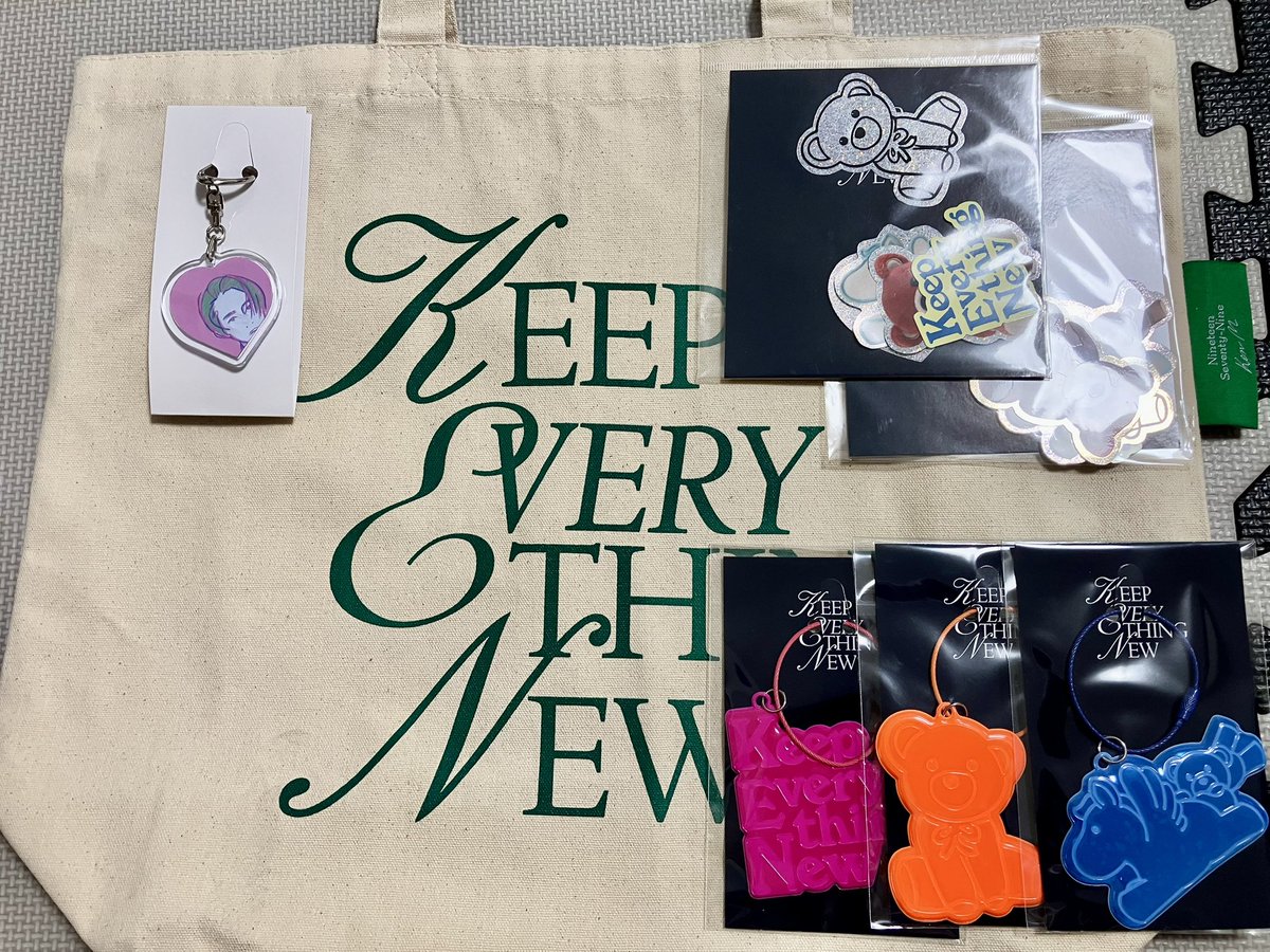 kmmik_1995's tweet photo. お友達とファンミのグッズ買って帰ってきました✨
並んでる時は、お友達と話しながら、今日健ちゃんはここに来るんだなぁと思いながらそわそわしてました🤭
いやぁ…雨凄かったな…😅
#三宅健 https://t.co/ADPONb4vbj