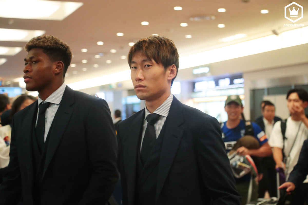 SoccerKingJP's tweet photo. 🇯🇵おつかれさまです🛬

羽田空港には、日本代表の森保一監督や山本昌邦NTDの他、長友佑都、谷口彰悟、板倉滉、渡辺剛、伊東純也、鎌田大地、小川航基、前田大然、堂安律、鈴木彩艶、鈴木淳之介、鈴木唯人、塩貝健人、後藤啓介が帰国となりました

およそ700人のファンが集まり、選手たちを出迎えました https://t.co/aT1MpNUcK9