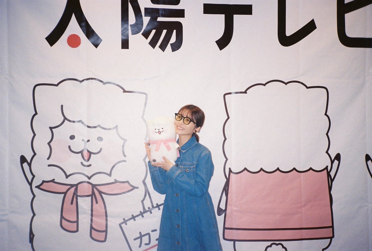 nerustaff's tweet photo. 「ラブ≠コメディ」いよいよ明日公開です！

明日
8:00頃〜TBS「ラヴィット！」
10:25頃〜TBS「ひるおび」
に出演させていただきます😌

劇中の電波ジャック終わりの美里☺︎

#ラヴィット！
#ひるおび
#映画ラブノットコメディ
#ラブノッティ
#長濱ねる https://t.co/BB2sSH0WSu