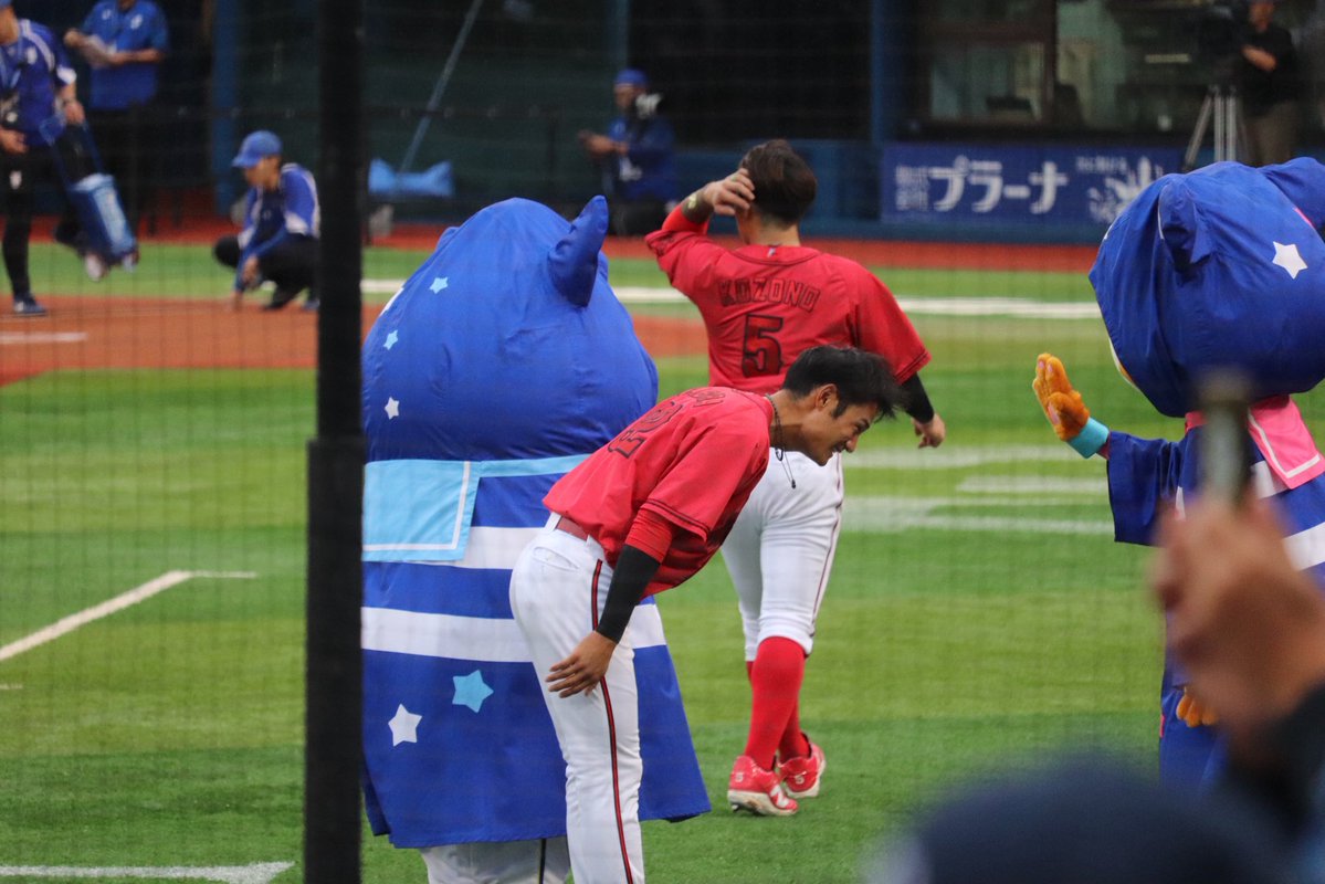 sue52_cho's tweet photo. マスコットにも誠実で優しい激メロ男
#名原典彦
 #カープ https://t.co/U9uotYEMXk