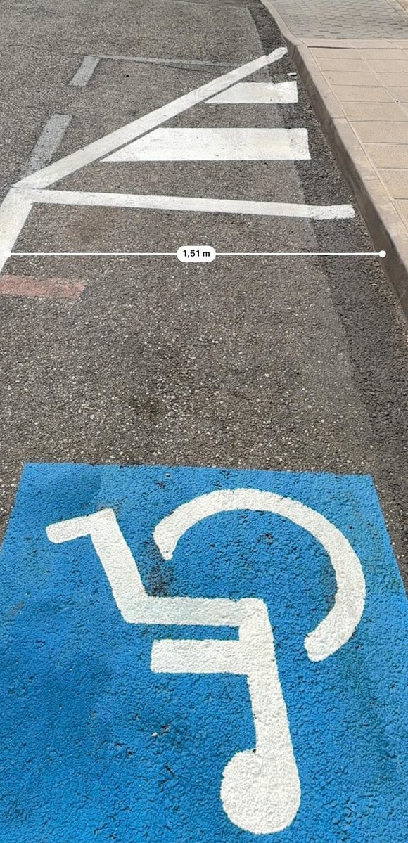 psoe_toledoayto's tweet photo. 🤳 Mientras el alcalde se va de viaje fuera de #Toledo, instala plazas para personas con movilidad reducida que incumplen la normativa

♿️ La accesibilidad consiste en cumplir la ley y pensar en las personas no en pintar un símbolo sobre el asfalto

🔗 https://t.co/q6nfUqST1L https://t.co/xcbJnHOlKa