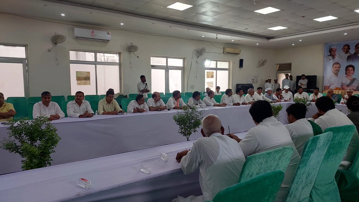ViditChaudhry's tweet photo. यूपी के प्रभारी श्री राजेंद्रपाल गौतम जी की गरिमामयी उपस्थिति एवं अध्यक्ष श्री ⁦@kashikirai⁩ जी की अध्यक्षता में आयोजित 'पॉलिटिकल अफेयर्स कमेटी' की बैठक में सम्मिलित हुआ।
बैठक में AICC सचिव,प्रदेश के वरिष्ठ नेताओं के साथ संगठन की मजबूती को लेकर विस्तृत विचार-विमर्श हुआ। https://t.co/S35Qj5nfEZ