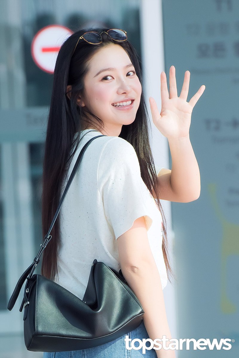 rvelites's tweet photo. 260702 Kim Yerim departure to Vietnam for Dazed Korea photoshoot💜

Have a safe flight, Yerim 💜

#예리 #YERI #KIMYERIM #레드벨벳 #RedVelvet https://t.co/Zy5r4UIfsi