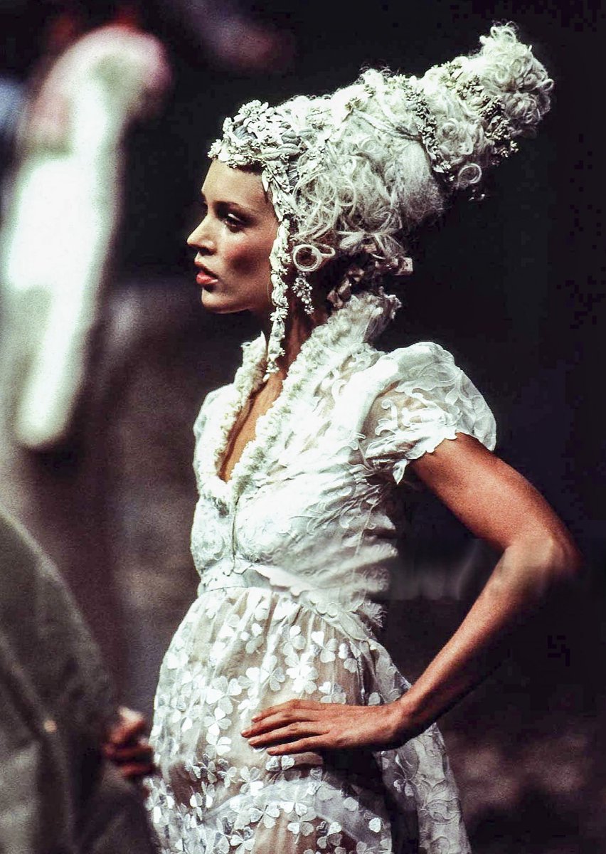 Mizuki_Shoegaze's tweet photo. Givenchy Fall/winter 1996 Couture Collection https://t.co/jLrhVETFWK