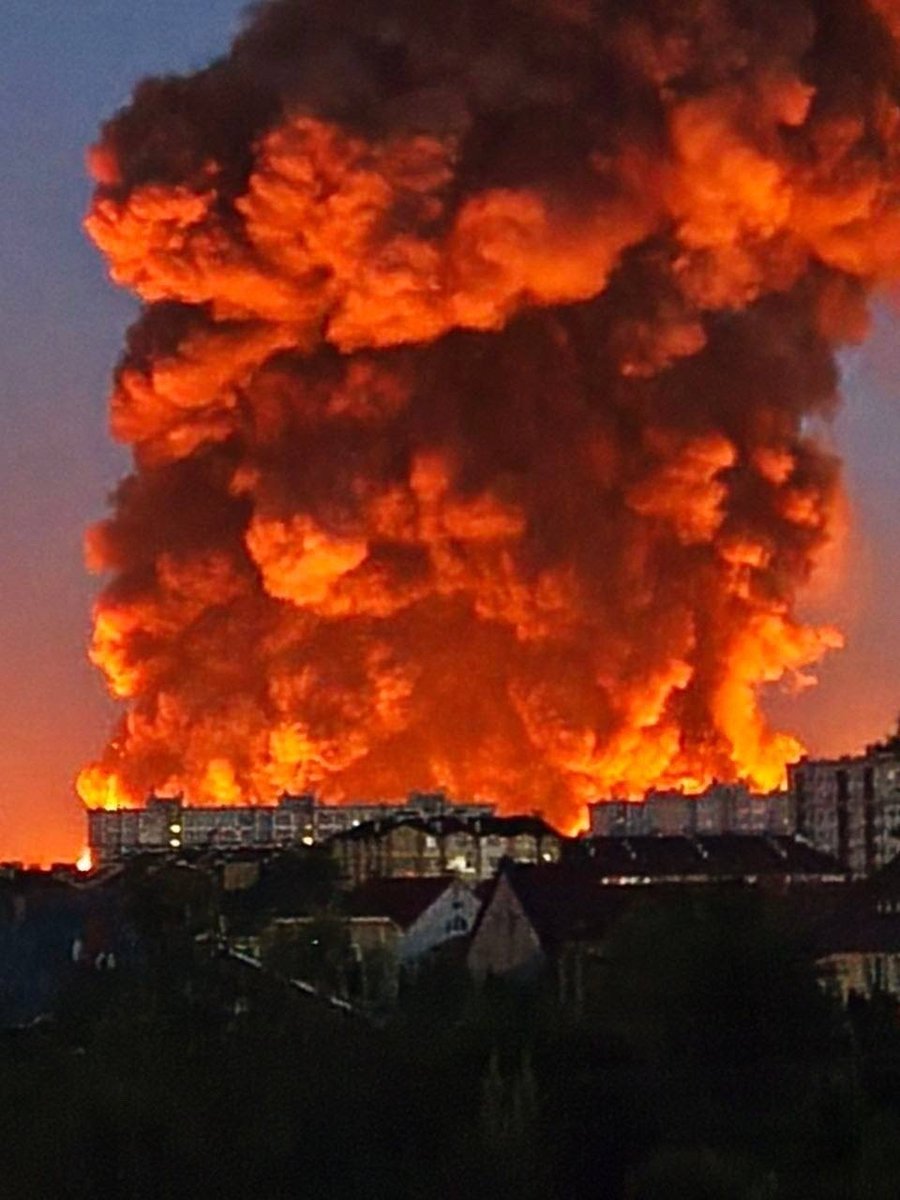 Alex_Oloyede2's tweet photo. 🇷🇺⚡A massive drone manufacturing plant in Kiev destroyed by precision weapons of the Russian Armed Forces.

The site covered a huge chunk of Ukraine's drone output and made crucial components for Fire Point.

Of course, they hid the site amongst civilian infrastructures. https://t.co/2PSVnVJ8dh