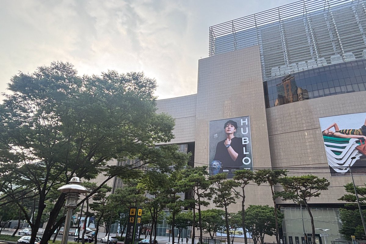 Jaguar__jk's tweet photo. 미친 !! 위블로 광고 멋있어 ✨

샤넬에서 걸리길 기대했는데
발빠른 위블로 감다살 

📍부산 신세계 센텀시티

JUNGKOOK X HUBLOT 
#JUNGKOOKxHUBLOT 
#JUNGKOOK @Hublot
#위블로정국 https://t.co/myafvfX0RE