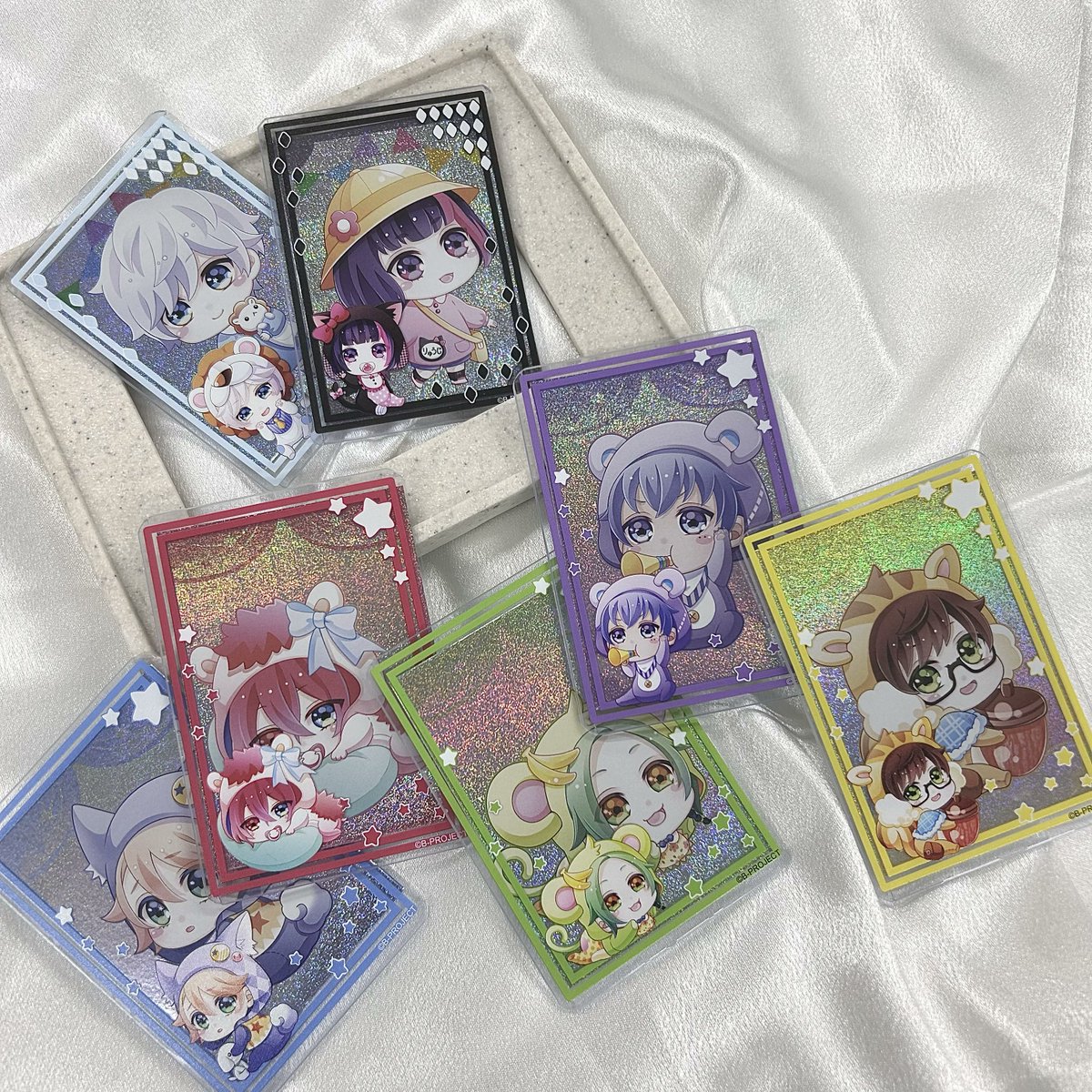 emocafe_collabo's tweet photo. ／
B-PROJECT×mottocafe&emocafe
コラボカフェグッズの紹介✨
＼

キラキラのホログラムカードや哺乳瓶に詰め込まれたかわいらしいデザインのアクリルキーホルダーなどが登場✨

開催期間📅
mottocafe池袋：2026年7月8日(水)∼8月9日(日)
emocafe大阪：2026年7月22日(水)∼8月4日(火)

詳細はこちら⇩
https://t.co/nwltT3OFz7

#Bプロ