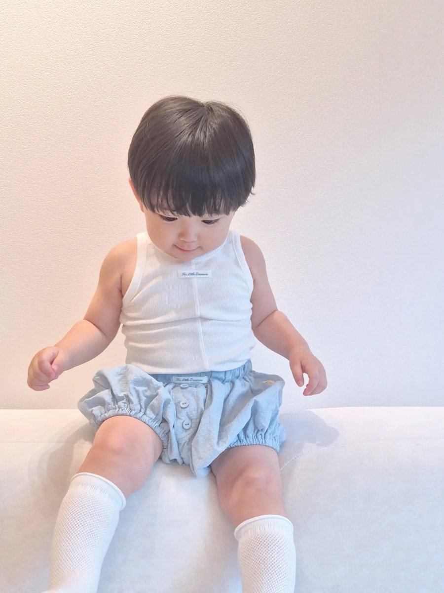meowstpdf's tweet photo. หลานอุนยายตัวแน่นมาก แล้วออมม่าจับยูจุนใส่กางเกงทรงฟักทองง่ะ เหมือนนักบัลเล่จิ๋ว ถุงเท้าโตไม่ทันคนใส่อีก น่ารักจังเลยลูกเอ้ย 😍 https://t.co/lLBWeuzClu