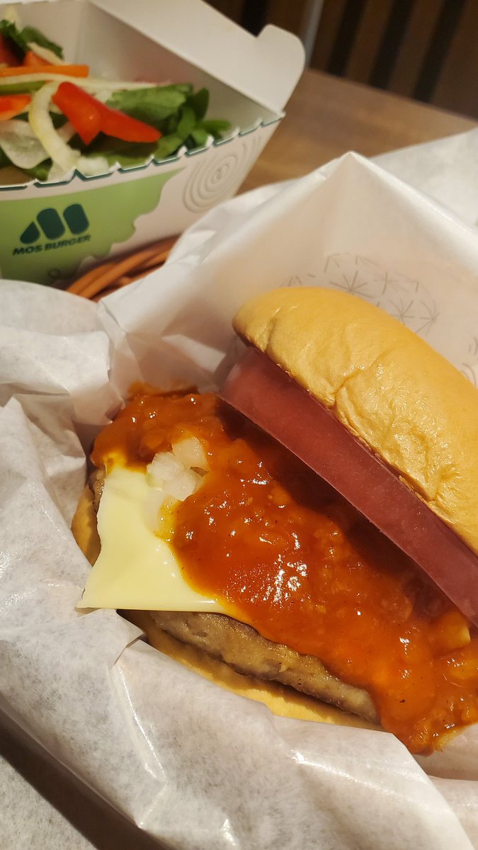 jimuneee's tweet photo. モスバーガー
日本が誇るモスバーガー
応援してます。

小学生のころ、母親が買ってきてくれたモスバーガー���とっても美味しいくて、衝撃受けたのを憶えてる https://t.co/eRYaNmdWDn