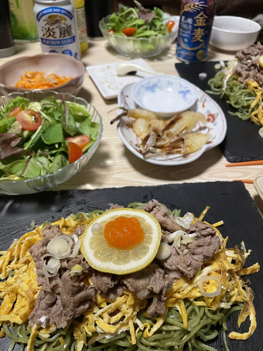 ritoru76967441's tweet photo. こんばんはー
今夜は…この間から食べたい🤤と言われてた瓦そば✌️。
新鮮市場で見つけた島らっきょうを急遽天ぷらに😅。
サラダ🥗。昨日の残りのキャロットラペ。
長芋と大葉を交互に挟んでワサビ白だしで漬けたやつ。
お疲れさまでした〜
かんぱーい😄🍻 https://t.co/cB5RI2IkBS