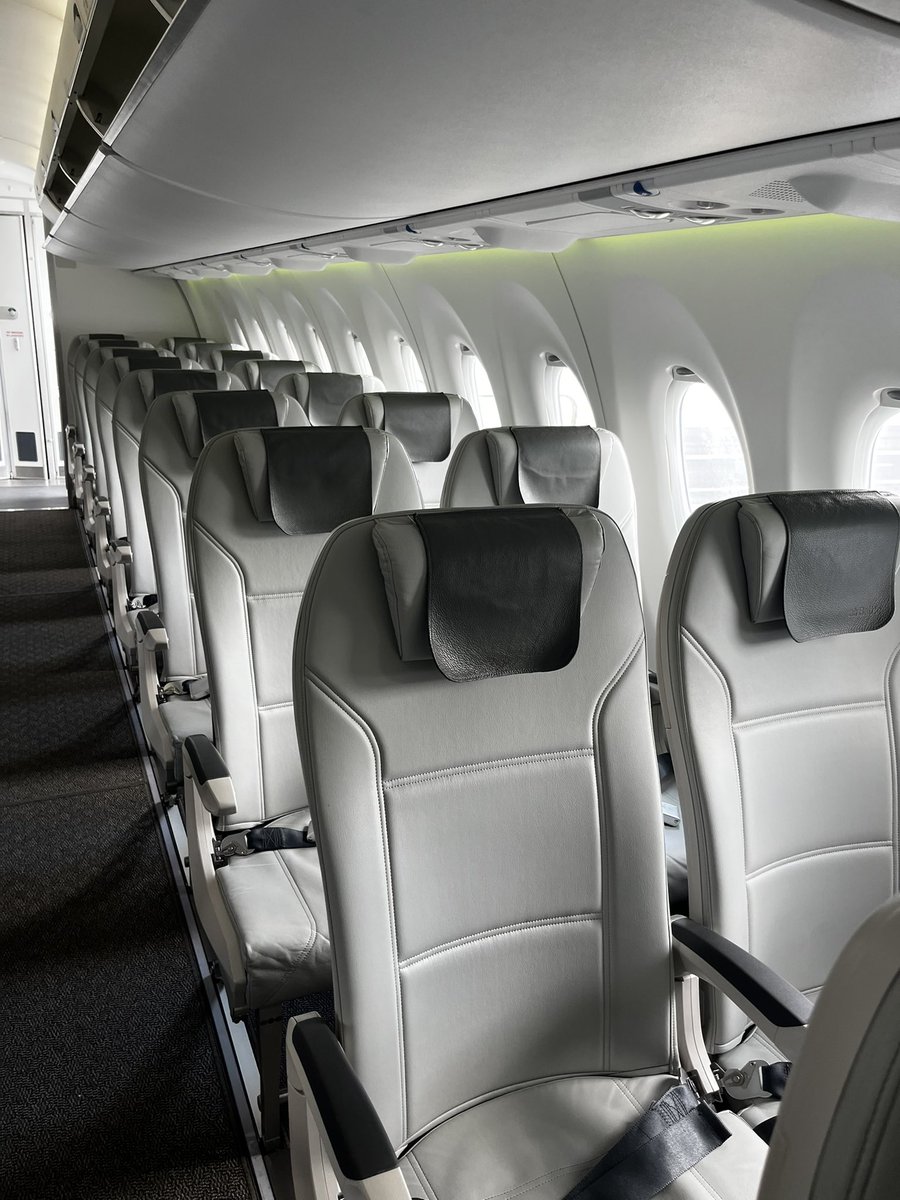 sei36707109's tweet photo. Air Baltic に乗ってフランクフルトへ✈️
シートが2-3列配置で気持ち広々！
ゆったりしててめっちゃ良い✨
Wi-Fiも無料で速い！
ヨーロッパ圏ではトップの乗り心地かも。 https://t.co/XBZD2cA7rK