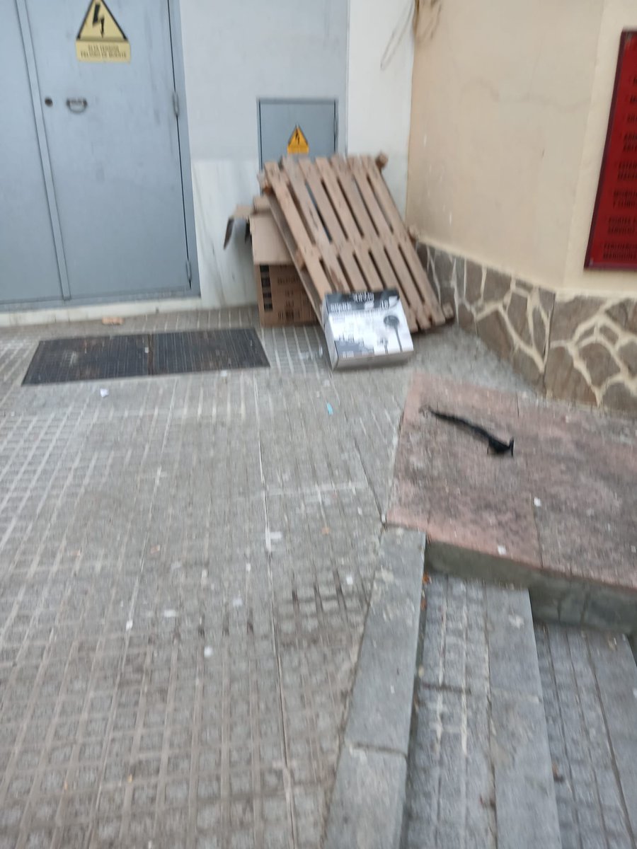 ddelacruz7's tweet photo. En el último Pleno, el alcalde y el concejal encargado de la limpieza me dijeron que no les iba a temblar el pulso para exigir que Cádiz estuviera limpio… Menos mal.

Qué fácil lo tienen las empresas piratas con este alcalde para no cumplir con la ciudad.

Y no es solo la suciedad. También el maltrato laboral a la plantilla.