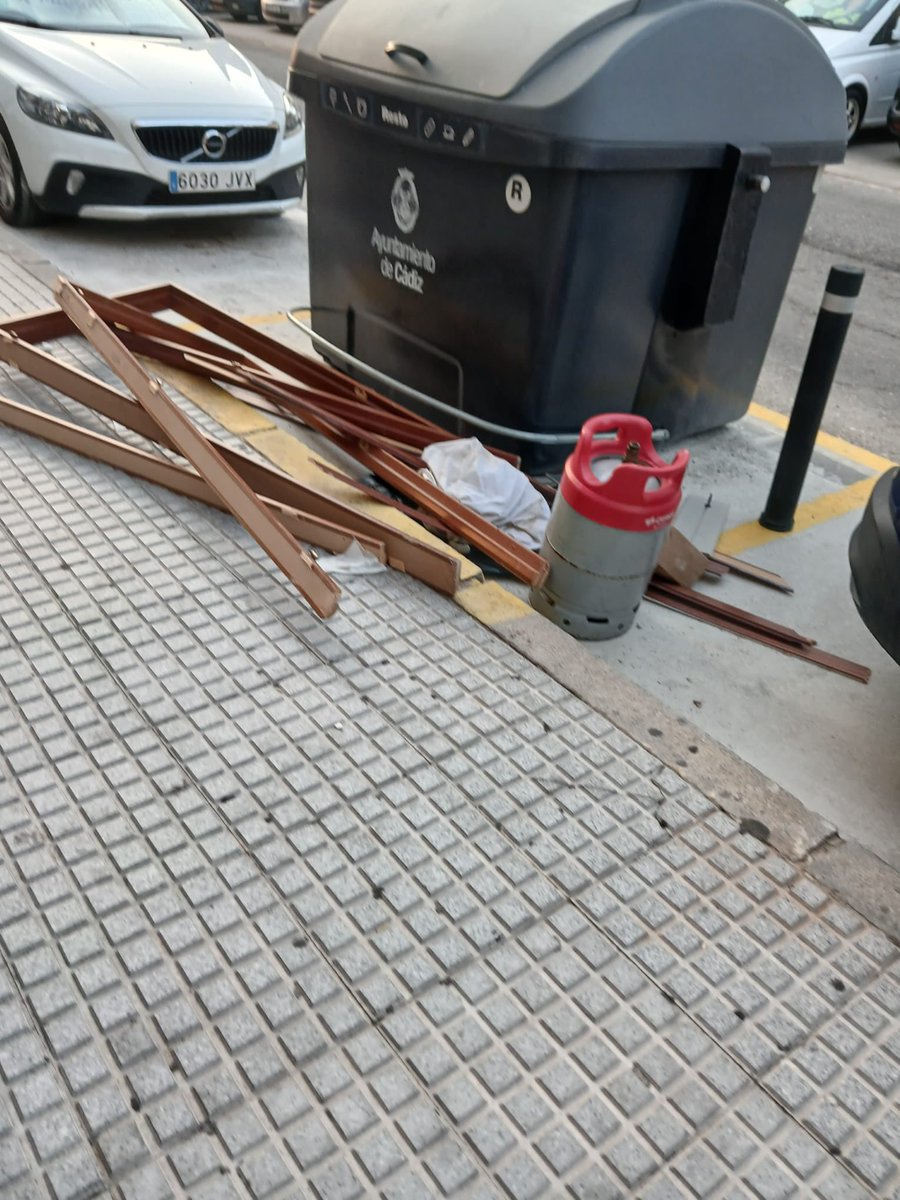 ddelacruz7's tweet photo. En el último Pleno, el alcalde y el concejal encargado de la limpieza me dijeron que no les iba a temblar el pulso para exigir que Cádiz estuviera limpio… Menos mal.

Qué fácil lo tienen las empresas piratas con este alcalde para no cumplir con la ciudad.

Y no es solo la suciedad. También el maltrato laboral a la plantilla.