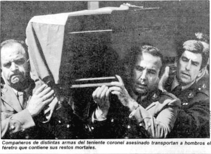 CarlosDeUrrecha's tweet photo. "Le pegó 2 tiros a bocajarro, uno en la nuca, delante de su madre de 92 años"
Tte Col ET D. Alberto Aznar Feix asesinado con 2 balazos por la espalda delante de su madre en Portugalete por los cobardes de ETA

"Alberto era padre de 2 hijos de 20 y 21 años"
https://t.co/3GObTbHjsJ https://t.co/qdmm7VZ5mW