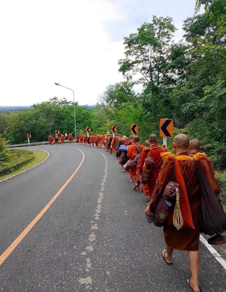 psmark1821's tweet photo. กุว่าเด็กน่าจะช็อคมากเลยนะ สภาพรถยับมากเลยอะ สงสารพระมากเลย เดินธุดงค์อยู่ดีๆอะ

#มุกดาหาร #พระธุดงค์ #ข่าวด่วน https://t.co/6tk3DIAdHQ