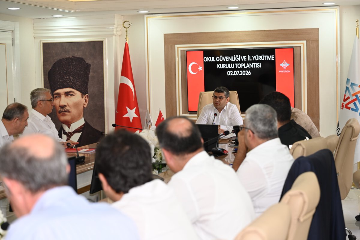 batmanvaliligi's tweet photo. Okul Güvenliği ve İl Yürütme Kurulu Toplantısı Gerçekleştirildi

İlimiz genelinde okul çevrelerinde güvenliğin artırılması, öğrencilerimizin eğitimlerini huzurlu ve güvenli bir ortamda sürdürebilmeleri sağlamak amacıyla yürütülen çalışmaların değerlendirildiği “Okul Güvenliği ve İl Yürütme Kurulu Toplantısı”, Vali Yardımcısı Gökhan Dolaş başkanlığında gerçekleştirildi.

Valilik Toplantı Salonu'nda düzenlenen toplantıya; emniyet ve jandarma yetkilileri, ilgili kurum müdürleri ile kurul üyeleri katıldı.

Toplantıda, yeni eğitim-öğretim yılı öncesinde okul çevrelerinde alınacak güvenlik tedbirleri ve trafik düzenlemeleri, öğrenci servislerine yönelik yürütülecek sıkı denetimler ile öğrenciler açısından risk oluşturabilecek unsurlar ele alındı.

Kurum temsilcileri, sorumluluk alanlarında gerçekleştirilen saha faaliyetleri hakkında kurul üyelerine bilgi sunarken, Milli Eğitim Müdürlüğü tarafından yapılan sunumda okullardaki güvenlik tedbirlerine yönelik yürütülen çalışmalar, kamera sistemleri, trafik düzenlemeleri ile okulların fiziki koşullarının iyileştirilmesine yönelik yürütülen çalışmalar hakkında kurula bilgi verildi.

Toplantıda söz alan emniyet ve jandarma yetkilileri ise okul giriş ve çıkış saatlerinde trafik akışının düzenlenmesi, öğrenci servislerinin denetlenmesi ve okul çevrelerinde risk oluşturabilecek unsurların engellenmesine yönelik İl Emniyet Müdürlüğü ile İl Jandarma Komutanlığı trafik ekiplerince sürdürülen çalışmalar hakkında bilgi verdi. Yetkililer, denetimlerin 2026-2027 eğitim-öğretim yılı boyunca da aralıksız devam edeceğini ifade etti.

Öğrencilerin dijital ortamda karşılaşabilecekleri tehditlere karşı alınan önlemlerin de ele alındığı toplantıda; İl Emniyet Müdürlüğü ve İl Jandarma Komutanlığı Siber Suçlarla Mücadele ekiplerince yürütülen bilinçlendirme eğitimleri ile sosyal medya takip ve analiz çalışmaları değerlendirildi. Olası risklerin önüne geçilmesi amacıyla gerekli tedbirlerin uygulandığı belirtildi.

Toplantı, çocuklarımıza daha güvenli ve huzurlu bir eğitim-öğretim ortamı sunmak için tüm kamu kurum ve kuruluşları arasındaki iş birliğinin önemine dikkat çekilmesinin ve bu kapsamda yürütülecek çalışmalara ilişkin görüş alışverişinde bulunulmasının ardından sona erdi.