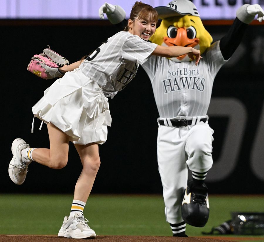 nishispo_hawks's tweet photo. Dream　Amiがセレモニアルピッチ　

ワンバウンド投球も「気持ちで頑張りました」

▼記事はこちらから▼ #sbhawks
https://t.co/KybRGaourY https://t.co/LxKGAbjW2e