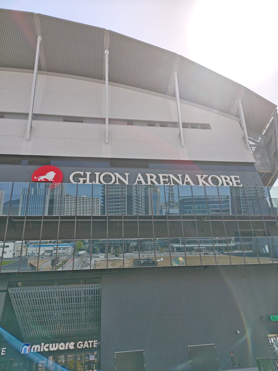 kobebakuma2's tweet photo. 神戸で新しく出来たアリーナ、GLION ARENA KOBE(ジーライオンアリーナ神戸)でライブを開催するアーティストが増えてる。

桑田佳祐さんや稲葉浩志さん、、、

一万人クラスのアリーナ。

目の前にはこんなバブルも。

以前は神戸といえばワールド記念ホールだけどそれを超えるキャパみたいだね。 https://t.co/8GAulkQS7U