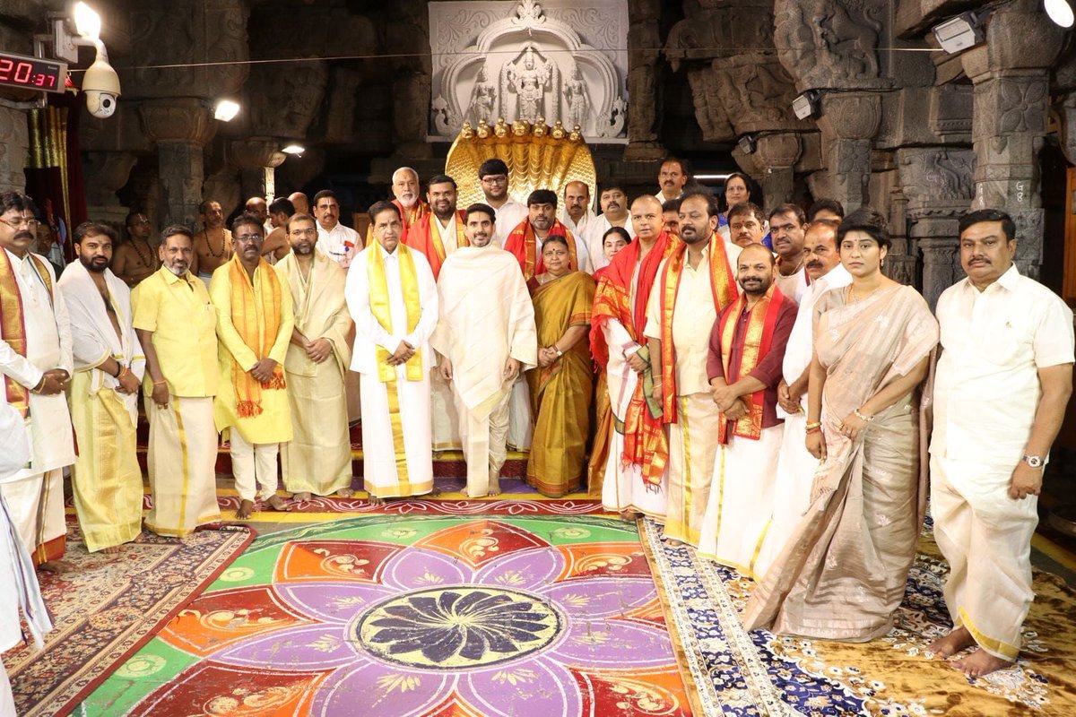 BojjalaSudhir's tweet photo. ఈరోజు మన శ్రీకాళహస్తి నియోజకవర్గ పర్యటన ముగించుకుని, మన తెలుగుదేశం పార్టీ జాతీయ వర్కింగ్ ప్రెసిడెంట్,  మంత్రివర్యులు యువనేత శ్రీ @naralokesh అన్నతో కలిసి కలియుగ వైకుంఠనాథుడైన తిరుమల శ్రీ వేంకటేశ్వర స్వామి వారిని దర్శించుకోవడం జరిగింది.

ఈ పవిత్ర పర్యటనలో నాతో పాటు తిరుమల తిరుపతి దేవస్థానం (TTD) బోర్డు చైర్మన్ శ్రీ బి.ఆర్.నాయుడు గారు, మన సహచర శాసనసభ్యులు మరియు ఆలయ అధికారులు పాల్గొన్నారు. స్వామి వారి సన్నిధిలో ప్రత్యేక పూజలు నిర్వహించి, వేద పండితుల ఆశీర్వచనాలు అందుకోవడం అత్యంత భక్తిపూర్వక అనుభూతిని ఇచ్చింది.

మన శ్రీకాళహస్తి నియోజకవర్గ ప్రజాబాంధవులందరి ఇళ్లల్లో ఆ ఏడుకొండలవాడి దయతో ఆయురారోగ్యాలు, సుఖసంతోషాలు వర్ధిల్లాలని.. మన కూటమి పాలనలో రాష్ట్రం ప్రగతి పథంలో మరింత ముందుకు దూసుకుపోవాలని ఆ శ్రీనివాసుని మనసారా ప్రార్థించాను.