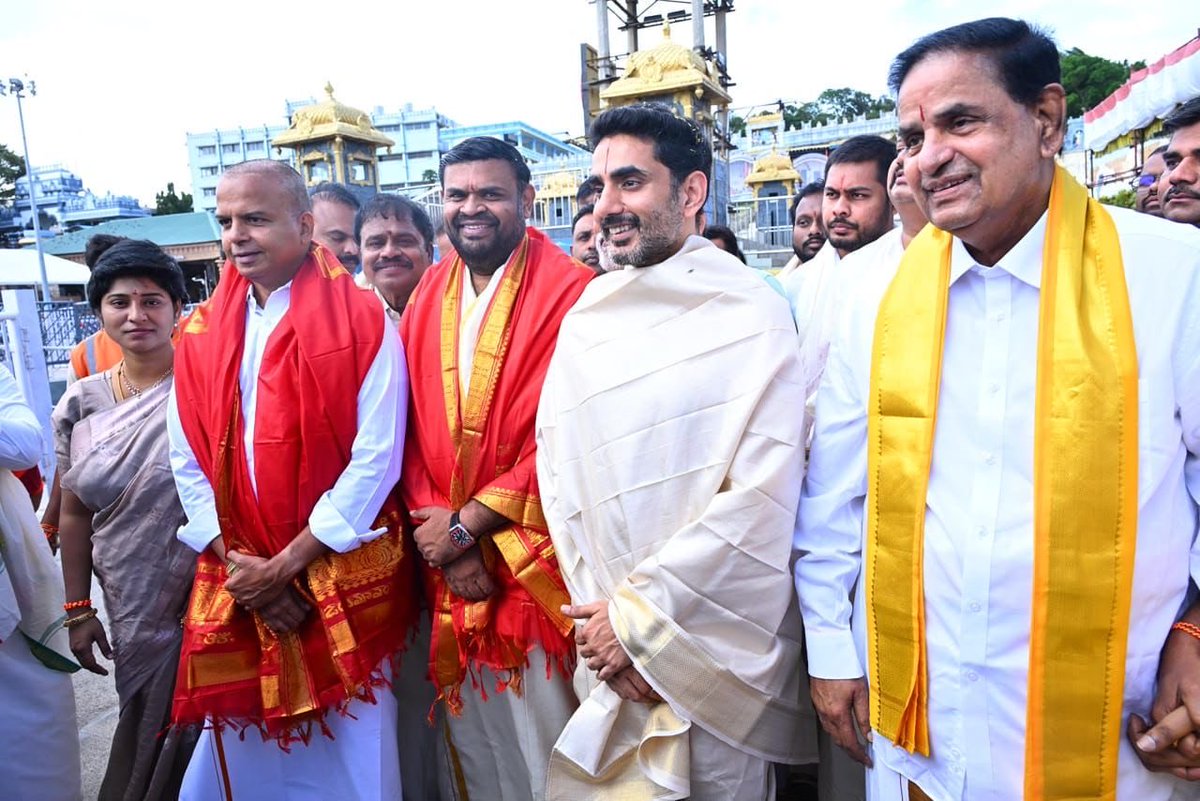 BojjalaSudhir's tweet photo. ఈరోజు మన శ్రీకాళహస్తి నియోజకవర్గ పర్యటన ముగించుకుని, మన తెలుగుదేశం పార్టీ జాతీయ వర్కింగ్ ప్రెసిడెంట్,  మంత్రివర్యులు యువనేత శ్రీ @naralokesh అన్నతో కలిసి కలియుగ వైకుంఠనాథుడైన తిరుమల శ్రీ వేంకటేశ్వర స్వామి వారిని దర్శించుకోవడం జరిగింది.

ఈ పవిత్ర పర్యటనలో నాతో పాటు తిరుమల తిరుపతి దేవస్థానం (TTD) బోర్డు చైర్మన్ శ్రీ బి.ఆర్.నాయుడు గారు, మన సహచర శాసనసభ్యులు మరియు ఆలయ అధికారులు పాల్గొన్నారు. స్వామి వారి సన్నిధిలో ప్రత్యేక పూజలు నిర్వహించి, వేద పండితుల ఆశీర్వచనాలు అందుకోవడం అత్యంత భక్తిపూర్వక అనుభూతిని ఇచ్చింది.

మన శ్రీకాళహస్తి నియోజకవర్గ ప్రజాబాంధవులందరి ఇళ్లల్లో ఆ ఏడుకొండలవాడి దయతో ఆయురారోగ్యాలు, సుఖసంతోషాలు వర్ధిల్లాలని.. మన కూటమి పాలనలో రాష్ట్రం ప్రగతి పథంలో మరింత ముందుకు దూసుకుపోవాలని ఆ శ్రీనివాసుని మనసారా ప్రార్థించాను.