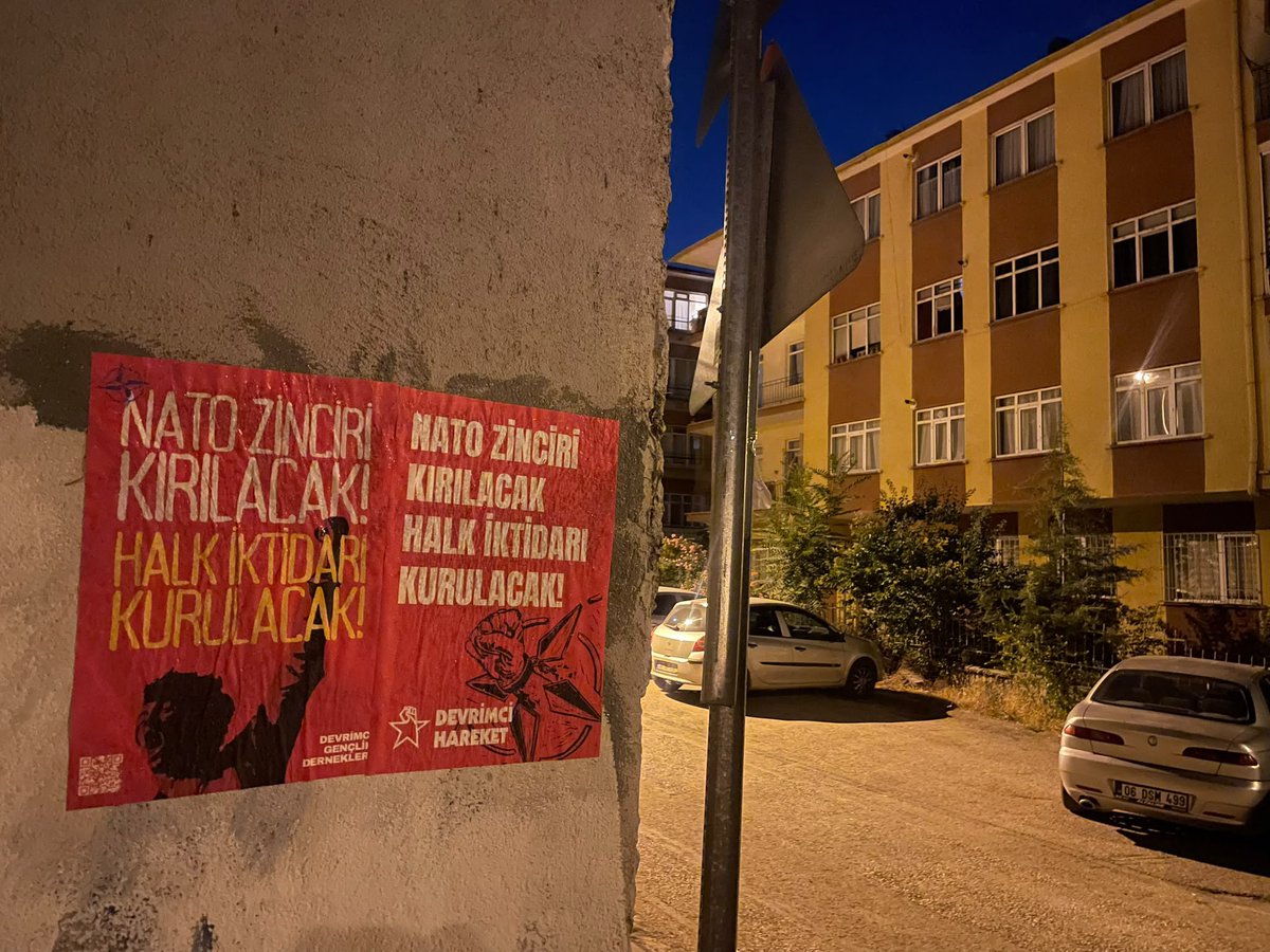 AnkaraDevGen19's tweet photo. Yoldaşlarımızı tutuklayarak, sokak sokak afişlerimizi sökerek ve duvarlarımızı boyayarak devrimci gençliği sindirebileceğini sanan NATO'nun uşaklarına kötü bir haberimiz var:

Biz buradayız, gitmedik! https://t.co/iuLZd6twKo