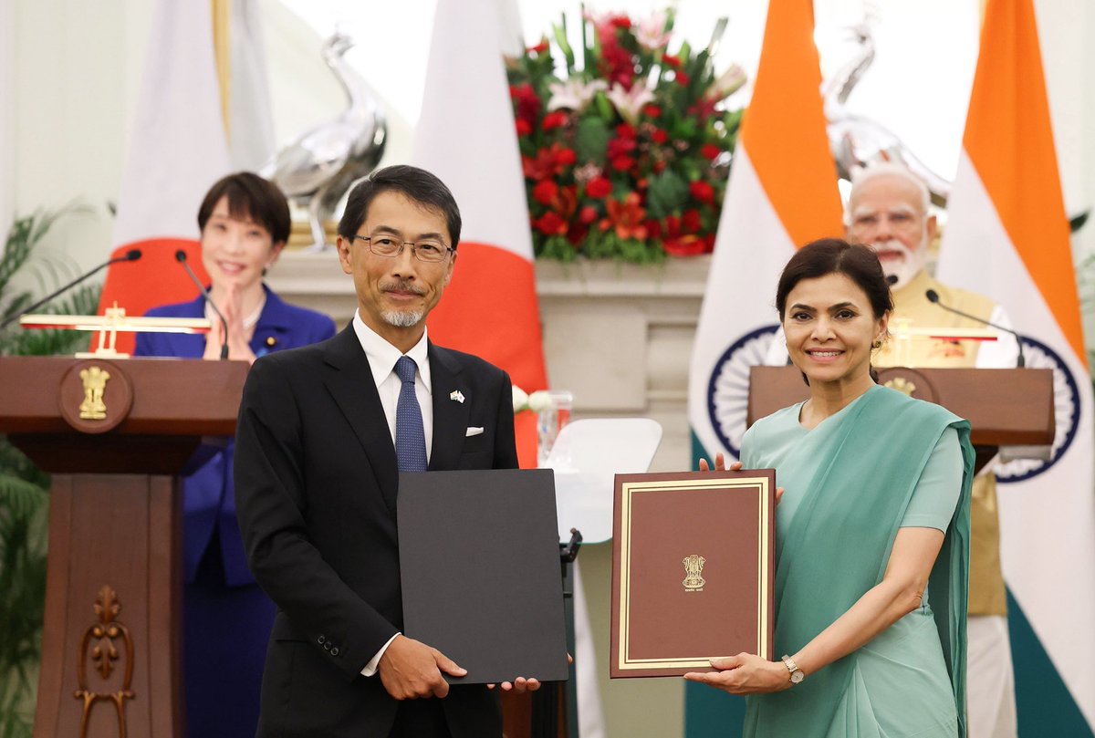 IndianEmbTokyo's tweet photo. 📢📢📢

＼＼関係をさらに前進、絆を一層強化: 第16回印日首脳年次会談／／

モディ@narendramodi首相と高市@takaichi_sanae首相は印日関係全般について幅広く協議を行いました。議題には貿易と投資、経済安全保障、エネルギー、新興技術、防衛、人的交流などが含まれました。

双方は地域情勢や国際情勢についても共通の関心事項を中心に意見交換を行いました。

今回の首脳会談では二国間関係における重要課題について具体的な成果が得られました。両首脳は以下の3つの画期的な文書を採択しました。

💠 経済安全保障に関する共同宣言　
💠 AI分野における協力に関する共同声明
💠 エネルギー・レジリエンスに関する共同声明

また両首脳は、経済安全保障、クリーンエネルギー、重要技術、研究開発など幅広い分野にわたる主要な覚書および協定の署名と交換に立ち会いました。

両国はさらに、外交関係樹立75周年を記念して実施する各種記念事業の一覧についても合意しました。

#高市首相インド訪問
#年次首脳会談 

🇮🇳🇮🇳🤝🏻🇯🇵🇯🇵