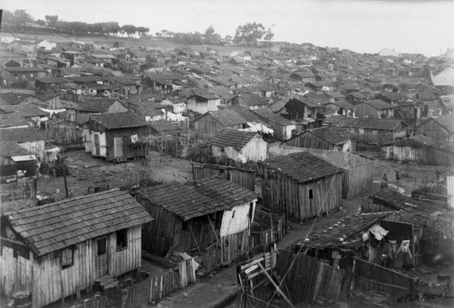 ProjectosUtopia's tweet photo. Em 1939 a fronteira da dignidade era traçada na Praça de Espanha. Fotografia do bairro das minhocas de Eduardo Portugal.
Ou alteramos a política ou a política altera-nos a nós. https://t.co/8MVB3mYYrF