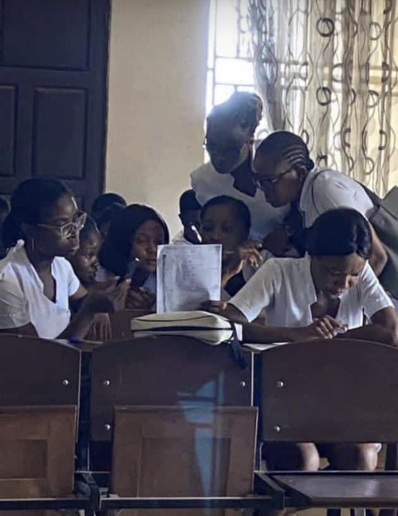 ayblaaack's tweet photo. if you see girls gathered like this during exam period jusy leave that nonsense you are reading and join them😂 https://t.co/gXygzjWnDE