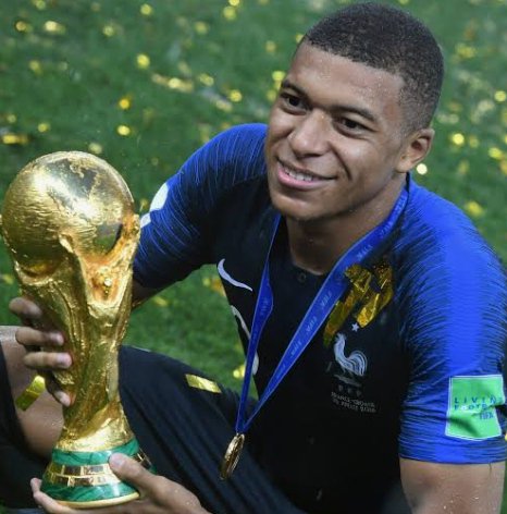 chavez83240's tweet photo. Dans ce cas  espèce de 🤣 salopard,il faut rendre les 2 coupes du monde 1998 et 2018 à l'Algérie, Zidane et mbappe étant d'origine algérienne ! https://t.co/cbAjetk8Qv