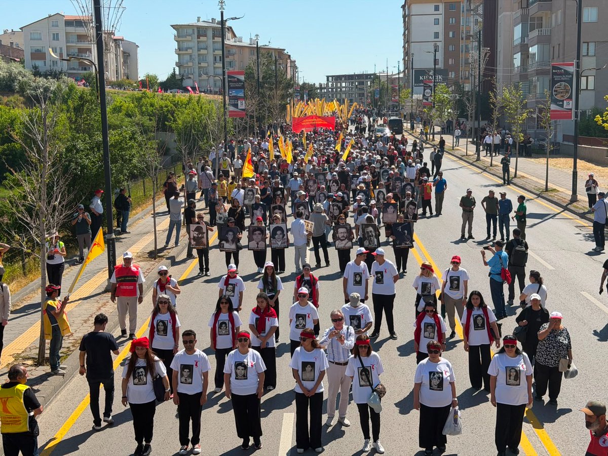 HDK_KONGRE's tweet photo. 2 Temmuz 1993'te Madımak'ta yakılarak katledilen 33 canımızı, katliamın 33. yılında Sivas'ta andık.

Eş Genel Sözcümüz Meral Danış Beştaş ile birlikte Madımak anmasına katıldık. Hakikatin açığa çıkması, adaletin sağlanması ve Madımak'la gerçek bir yüzleşmenin sağlanması talebimizi bir kez daha yineledik. Unutmadık, unutturmayacağız.