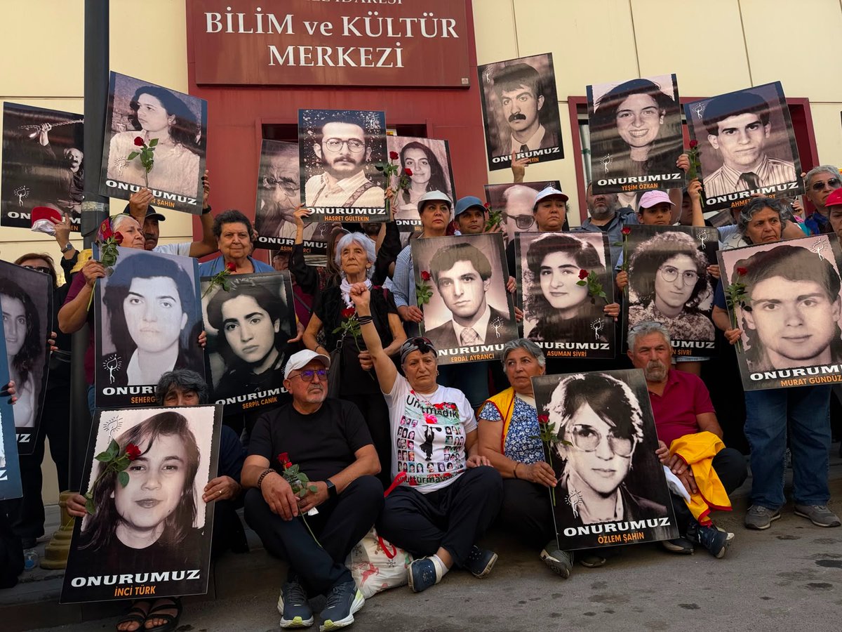 HDK_KONGRE's tweet photo. 2 Temmuz 1993'te Madımak'ta yakılarak katledilen 33 canımızı, katliamın 33. yılında Sivas'ta andık.

Eş Genel Sözcümüz Meral Danış Beştaş ile birlikte Madımak anmasına katıldık. Hakikatin açığa çıkması, adaletin sağlanması ve Madımak'la gerçek bir yüzleşmenin sağlanması talebimizi bir kez daha yineledik. Unutmadık, unutturmayacağız.