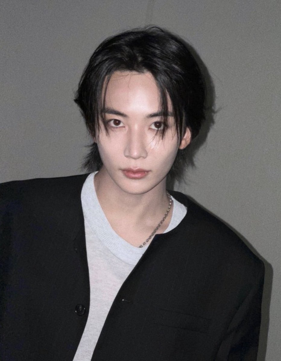 86wjm's tweet photo. Jeonghan 😭😭😭😭

During military service                           After military service https://t.co/y1MYPYxBiW