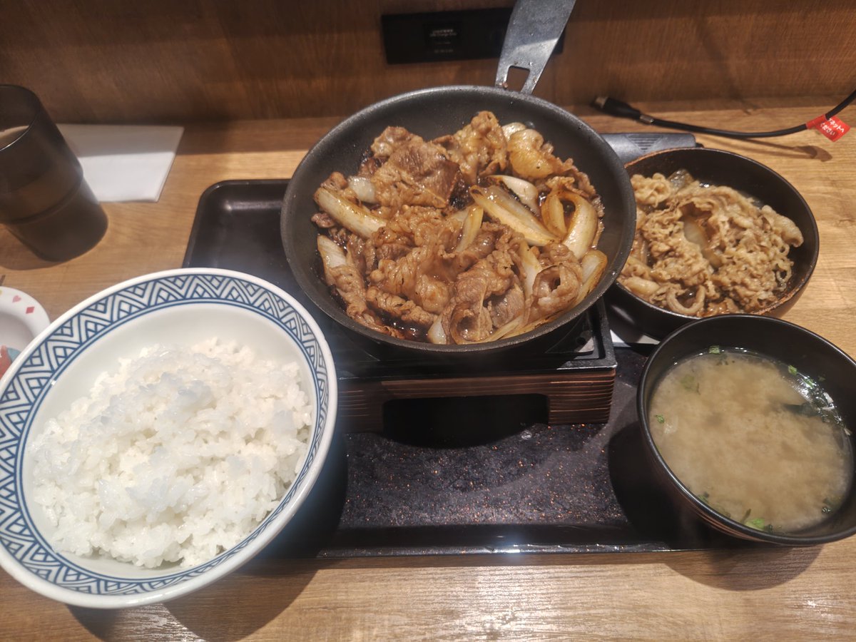 hirakki's tweet photo. 吉野家で牛皿と牛焼肉のW定食
ごはんは大盛りで2杯食った。
これもうまいわ〜 https://t.co/ECKDprH5gx