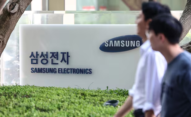 jukan05's tweet photo. Samsung Foundry Flooded with AI and Big Tech Orders... Begins "Selective Order Taking" for New Customers

Samsung Electronics' foundry division has been found to have entered "allocation," a system in which production volume is distributed by customer across certain processes. As demand surges amid the expansion of the artificial intelligence (AI) chip market and rising orders from global big tech firms, the division appears to be pursuing a "selection and concentration" strategy that accepts new customer orders only on a limited basis.

According to the industry on the 2nd, Samsung Electronics' foundry division has recently been adjusting its supply priorities by allocating volume to existing customers first and taking on new customers selectively. This shift in supply and demand is also being detected among the major domestic design houses (DSPs) that make up the Samsung Foundry ecosystem.

A design house industry official said, "Starting this year, allocation has been applied [to Samsung Foundry processes]," adding, "Rather than unconditionally accepting every customer order, the mood is one of selection and concentration centered on solid projects."

◇ Some Processes Tight on Supply Amid Expanding AI Chip Demand

Within the industry, there is analysis that the explosive growth of the AI market is fundamentally changing the structure of foundry demand. The explanation is that advanced process demand, once centered on smartphone application processors (APs), has recently shifted toward AI accelerators, application specific integrated circuits (ASICs), and high performance computing (HPC) chips, and that orders from global big tech companies are pouring in.

In fact, Samsung Foundry produces Tesla's autonomous driving chips and the AI inference chips of AI startup Groq, among others, and is also expanding cooperation with global AI companies such as NVIDIA and Google. The industry analyzed that this kind of global big tech demand is tightening supply and demand for some processes.

In particular, Samsung Foundry's 4 nanometer (nm) process is known to be mostly sold out through next year's volume, and some 8 nanometer processes are also reported to be operating at what is effectively full capacity.

Accordingly, analysis has also emerged that, in order to maximize the production efficiency of fabs that have reached the limits of their utilization, the order taking strategy is being reorganized around large customer projects with high production line operating efficiency.

Indeed, in terms of foundry plant operations, the assessment is that "small variety, large volume production," which concentrates on manufacturing a small number of large projects, is more advantageous for fab efficiency and profitability than "large variety, small volume production," which mass produces many types of products.

Another industry official explained, "From the plant's standpoint, concentrating production on a few large projects is far more efficient operationally than mass producing many types of products."

◇ Benefiting from TSMC Supply Shortage... Absorbing Supply Chain Diversification Demand

The industry believes that the advanced process supply shortage at Taiwan's TSMC, the world's number one foundry, and the resulting big tech demand for supply chain diversification (multi foundry) have influenced the rise in Samsung Foundry's utilization rate.

The explanation is that customers who once left Samsung for TSMC over issues such as yield are increasingly reconsidering Samsung Foundry or adopting it as a second source (an alternative supplier) in order to spread supply chain risk and strengthen their chip pricing leverage.

There is also an assessment that, buoyed by this expanding demand, Samsung's market position has risen to the point where it can raise supply prices for some processes by around 15 to 20 percent.

In the market, the mood is one of interpreting this as a recovery signal for Samsung Electronics' foundry division, which has suffered a prolonged slump and losses. Securities analysts are projecting that, on the back of expanding AI chip demand, rising utilization, and the effect of large customer orders, the Samsung Foundry division could succeed in turning a profit in the second half of this year or next year.

That said, there is also an assessment that, since the rise in utilization is concentrated on certain specific nodes, further observation is needed to determine whether this will translate into an improvement in the division's overall profitability, given factors such as the burden of large scale depreciation costs.