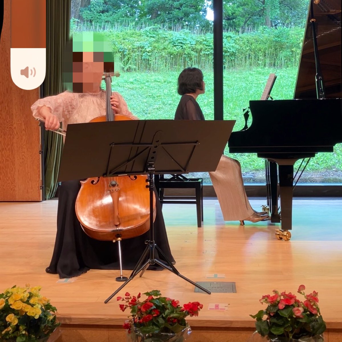 samoyedcello's tweet photo. すごく変な顔で弾いてるし下手っぴ過ぎて動画はあげられませんが、おかけさまで楽しく発表会を終えることができたので記念に写真だけ😅

来週末はオケの本番でその翌日はレッスンなので💦今日からはそちらに専念いたします！ https://t.co/sFeGWLzrgS