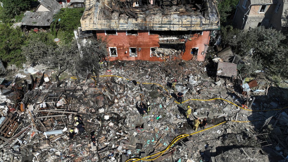 RFI's tweet photo. EN DIRECT - Ukraine: après une attaque massive, Kiev demande à ses alliés plus de systèmes de défense antiaérienne
➡️ https://t.co/OfCzGm6keM https://t.co/QY48BisdG4