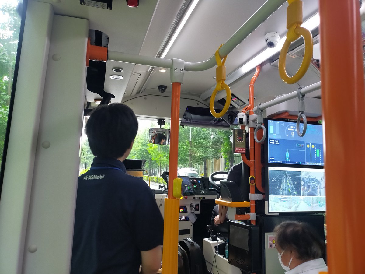 AOCUN09's tweet photo. 東京駅周辺にて、レベル2（運転手搭乗型）による自動運転バス実証実験に搭乗して参りました。
確かに自動でハンドル動いて走行しておりました。
未来を感じました😁

#自動運転 https://t.co/Yb3CbK9AaN