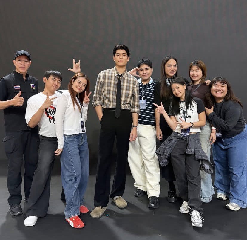 iSEEDA_'s tweet photo. ที่เขาลือกันว่าคนกลัวน้าจอสทั้งตึก คือไม่เกินจริงสินะ 5555555555555 ถ่ายกับทีมสตาฟเหมือนกัน แต่ไม่เหมือนกันมากก 5555555555๕5555555 https://t.co/thFjQLVinA