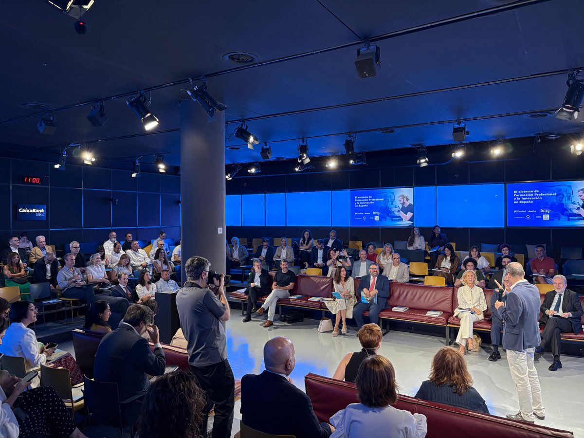 CABK_Dualiza's tweet photo. 🔵Comienza la presentación del estudio "El sistema de Formación Profesional y la innovación en España", que elaboramos junto a Fundación Cotec.

Más de 100 personas asisten a una jornada para analizar el papel de la #FP como actor clave de la innovación en España. https://t.co/8m6EhT5CGv