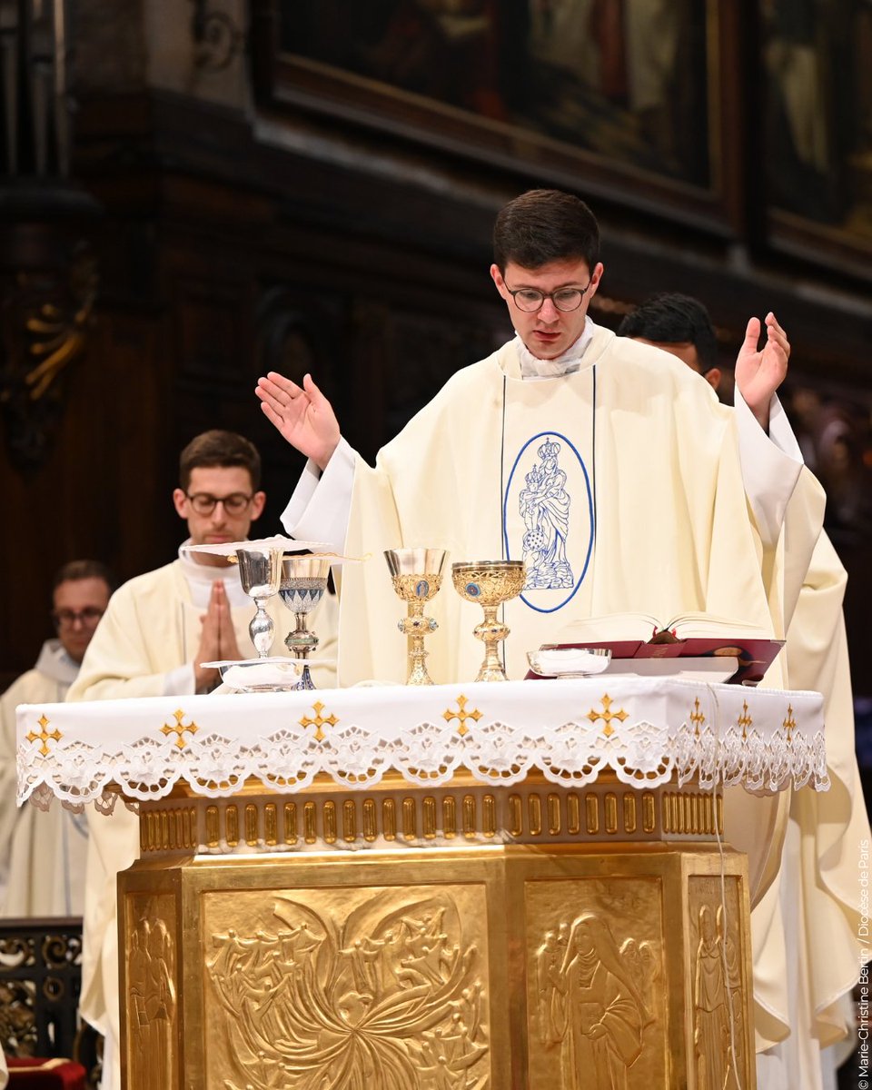 dioceseparis's tweet photo. Retour en image sur la messe célébrée le mardi 30 juin à @Basilique_NDV , elle a été célébrée par les prêtres qui venaient tout juste d'être ordonnés le samedi 27 juin. Une belle célébration pleine de joie et d'espérance. 🙏🏻

#messe #nouveauxpretres #notredamedesvictoires #eglisecatholique
