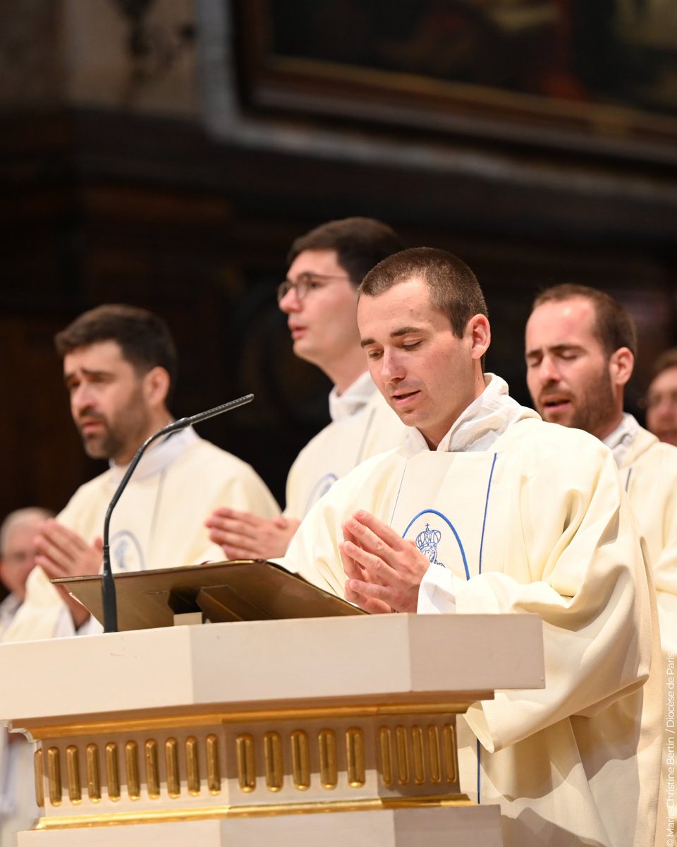dioceseparis's tweet photo. Retour en image sur la messe célébrée le mardi 30 juin à @Basilique_NDV , elle a été célébrée par les prêtres qui venaient tout juste d'être ordonnés le samedi 27 juin. Une belle célébration pleine de joie et d'espérance. 🙏🏻

#messe #nouveauxpretres #notredamedesvictoires #eglisecatholique