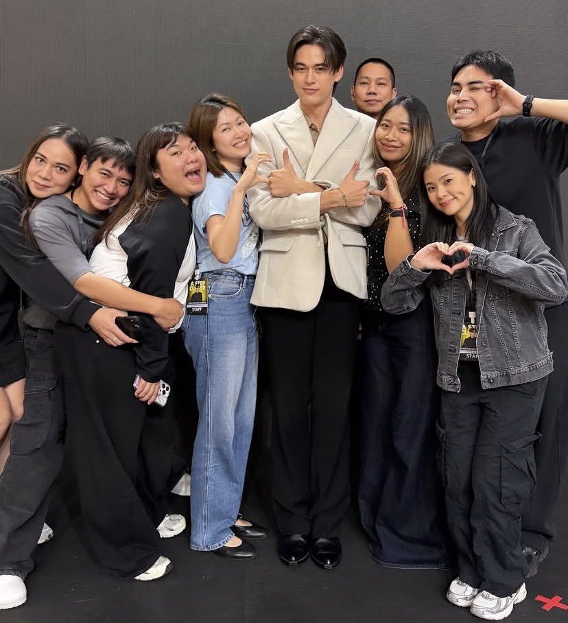 iSEEDA_'s tweet photo. ที่เขาลือกันว่าคนกลัวน้าจอสทั้งตึก คือไม่เกินจริงสินะ 5555555555555 ถ่ายกับทีมสตาฟเหมือนกัน แต่ไม่เหมือนกันมากก 5555555555๕5555555 https://t.co/thFjQLVinA
